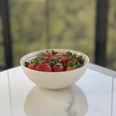 Bowl redondo branco com morangos frescos sobre mesa posta. Ideal para compor um conjunto com taças, xícaras de café, porta temperos e bandeja. Essencial para quem busca praticidade e elegância na cozinha e na mesa do dia a dia.
